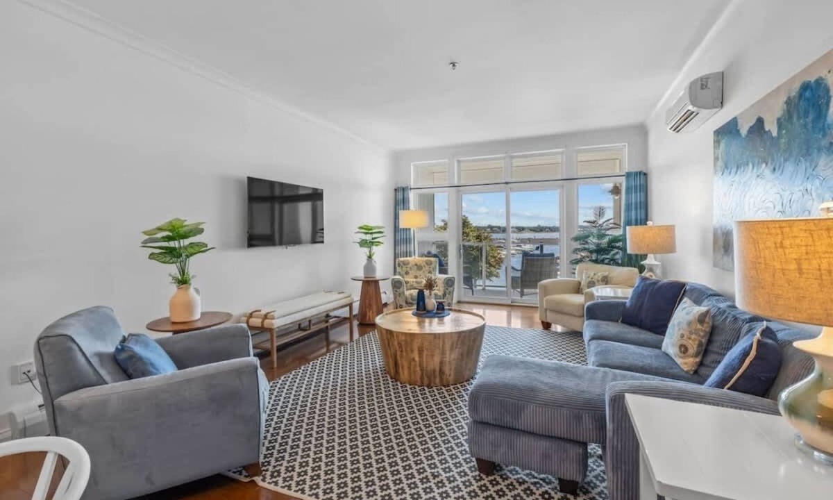Queens Square Condo | Luxury Waterfront Marina Condo in Downtown