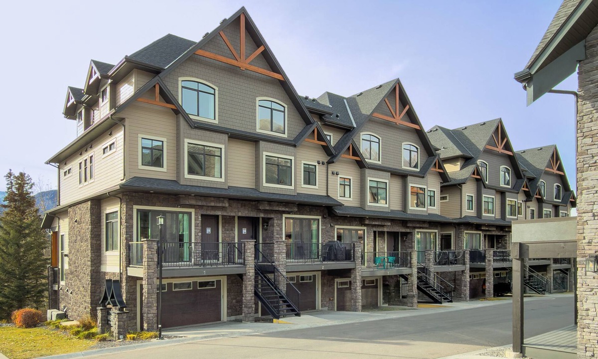 Canmore House | M1- Canmore Luxury Townhome- AirCon, 5BD, 4.5BT, Private Hot Tub, sleeps 12