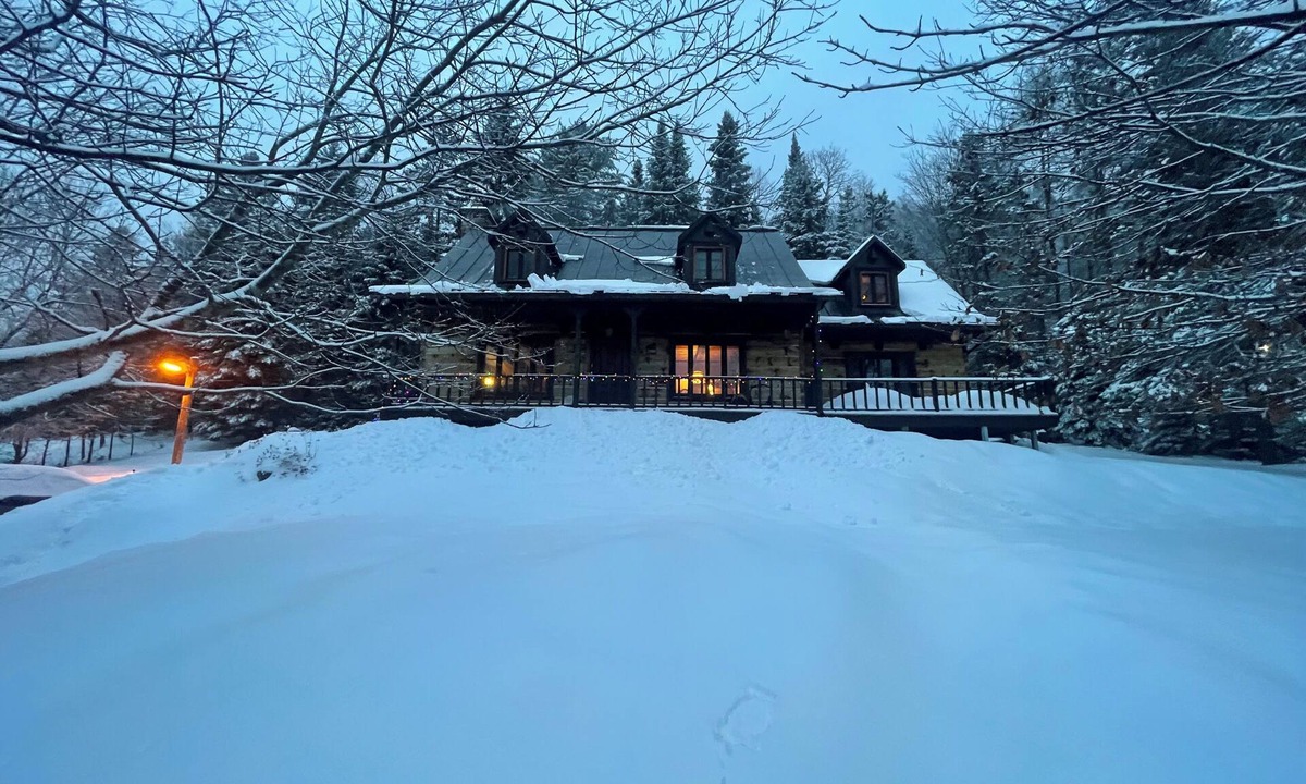 Val David Cabin | Magical 4-bed, Three-Level Log Cabin in Val-David - perfect for your getaway