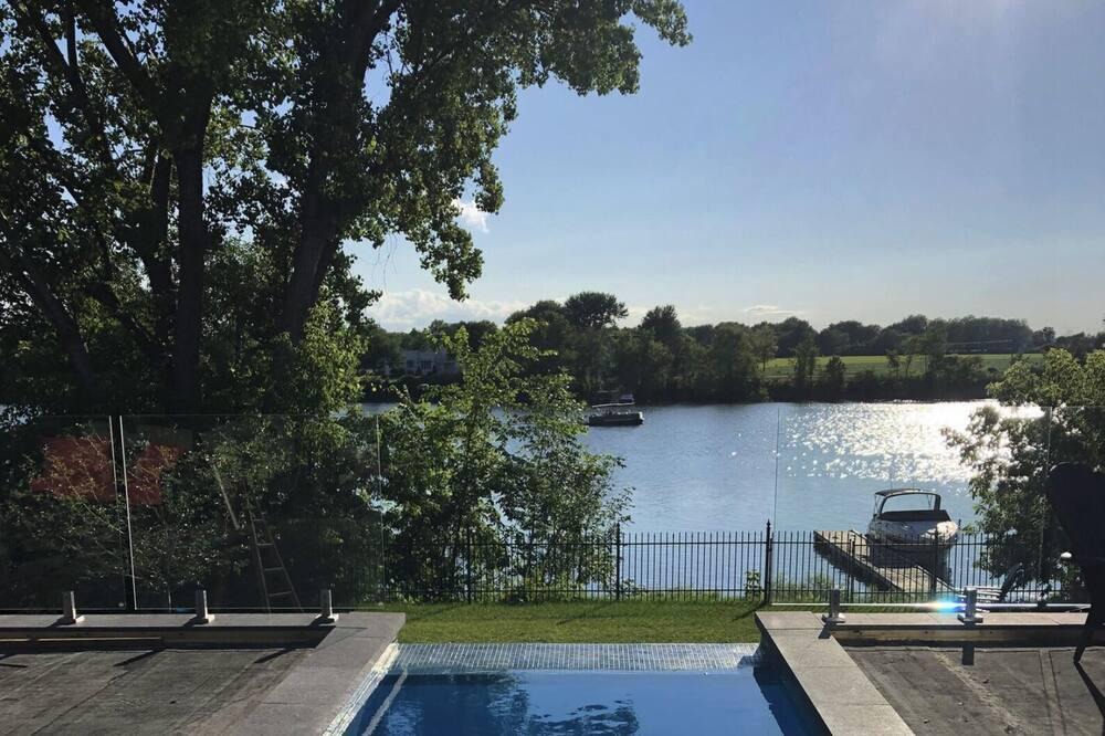 Mont-St-Hilaire Villa | Magnificent haven of winter peace.