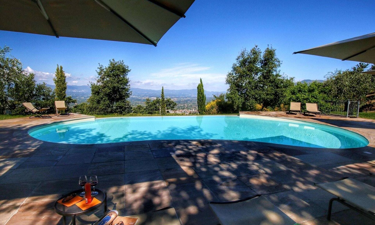 Loro Ciuffenna House | Majestic Farmhouse with Pool