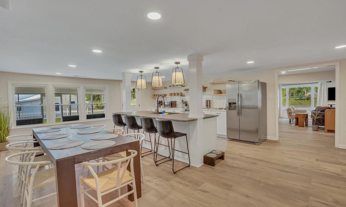 Manning House | Marvelous Manning: 4-Bdr + Studio + Gameroom