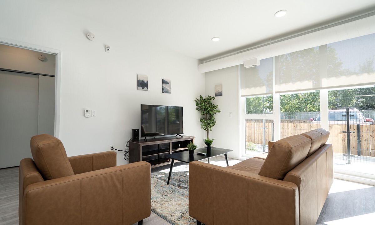 Birds Hill Condo | Mins from DT + Luxury 1 Bed (104+1755)