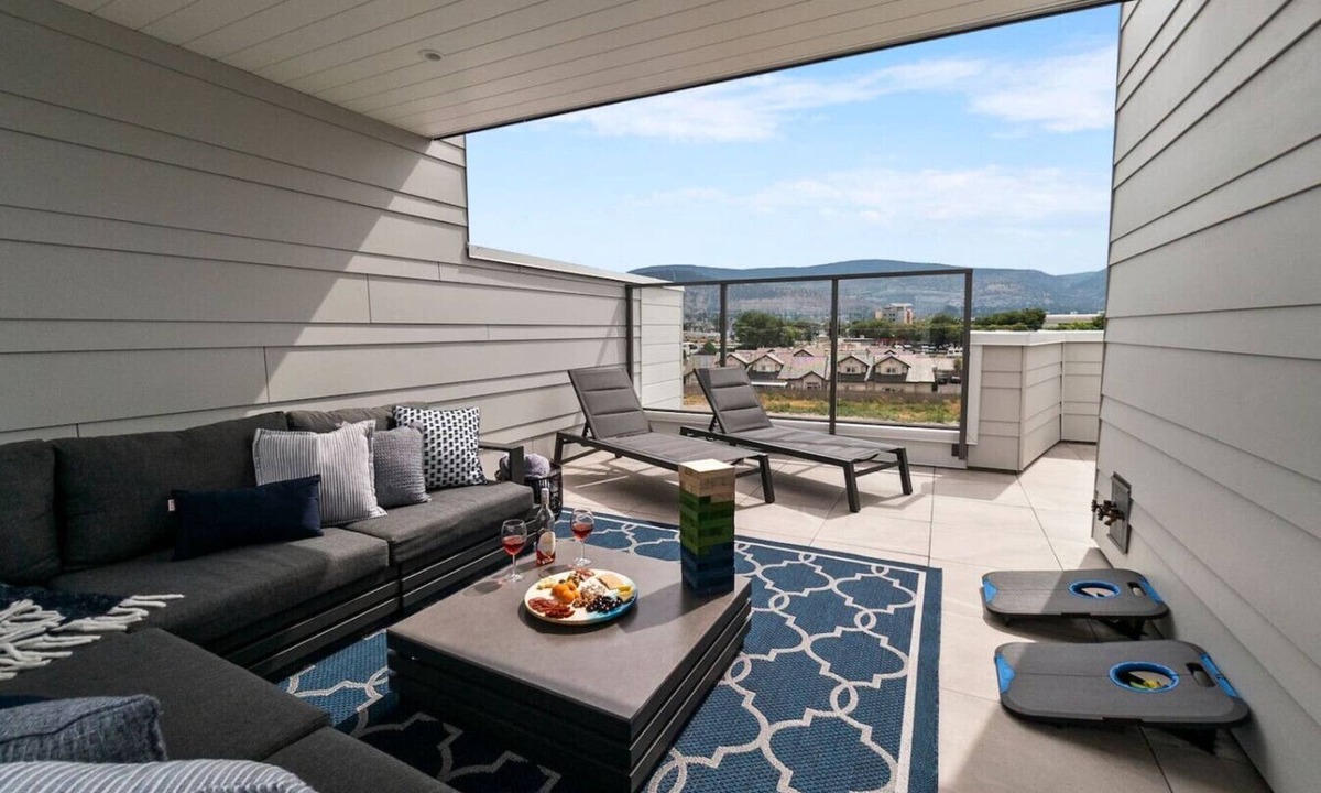 Okanagan-Similkameen House | Minutes to the Lake + Rooftop Deck & Elevator