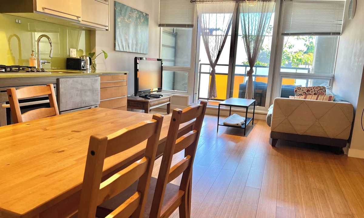 Strathcona Apartment | Modern 1BR w/Balcony | 10 Mins Walk to BC Place & Rogers Arena