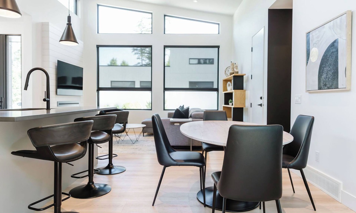 Central Okanagan House | Modern 2-bed retreat in Lower Mission near Kelowna’s best beaches, wineries & cafés. Enjoy a fenced yard, chef’s kitchen, patio, garage parking & beach essentials just 4 minutes from Sarsons Beach. Designed for relaxation, convenience & comfort.