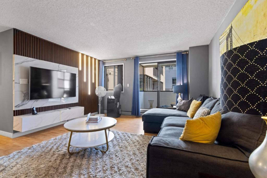 Beltline Apartment | Modern 2 bedroom next to Stampede, 17th w Parking
