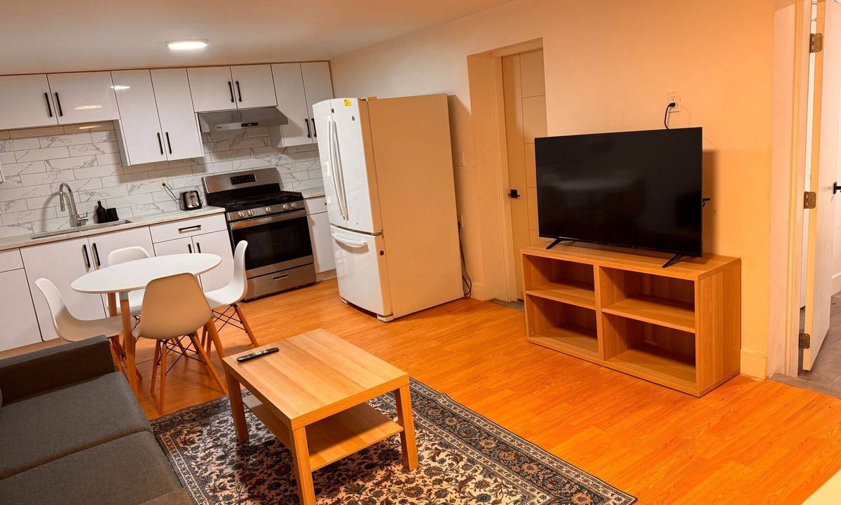 Delta House | Modern 2BR & hall kitchen Basement Suite Family Friendly Easy Hwy Access