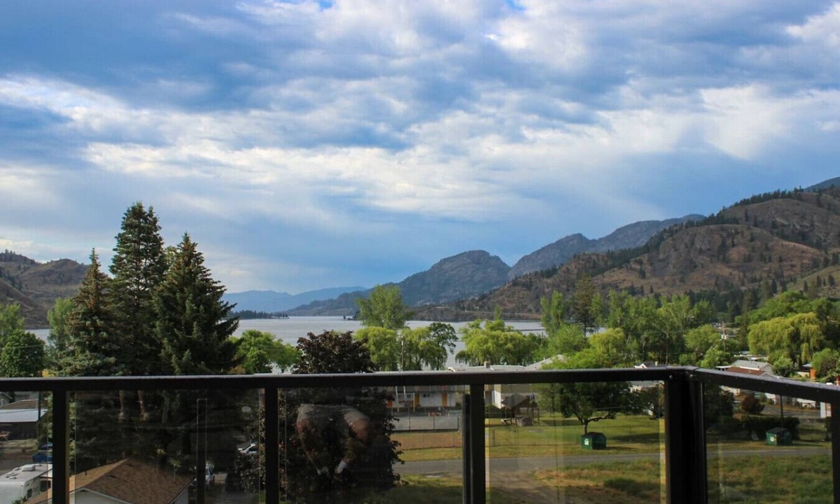 Okanagan-Similkameen Apartment | Modern 2BR w/Rooftop Sauna, BBQ & Lake Views