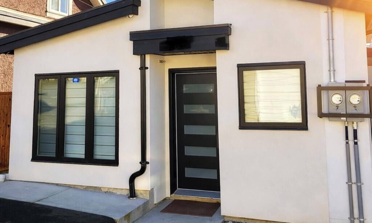 Sunset House | Modern 2BR Whole Home in Vancouver | Near Airport & Downtown