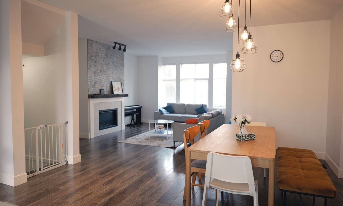 Yorkson House | Modern 3 bedroom duplex home in Langley/close to Hwy 1/one parking