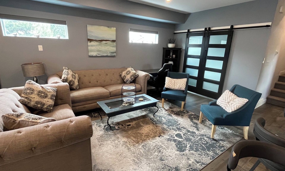 Okanagan-Similkameen House | Modern 3 bedroom luxury retreat! Wine bar, upper deck, lower patio!