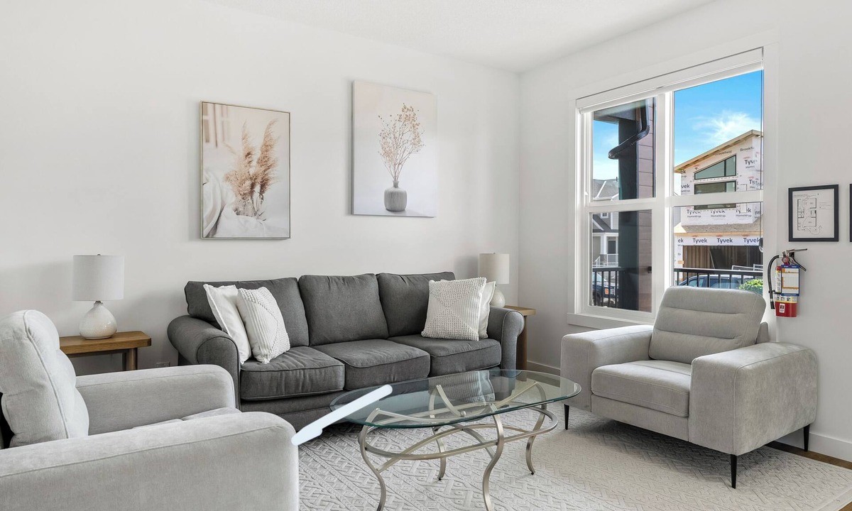 Southeast Calgary House | Modern 3BDR with AC. Mins from South Health Campus and YMCA. 1.5 hrs Banff