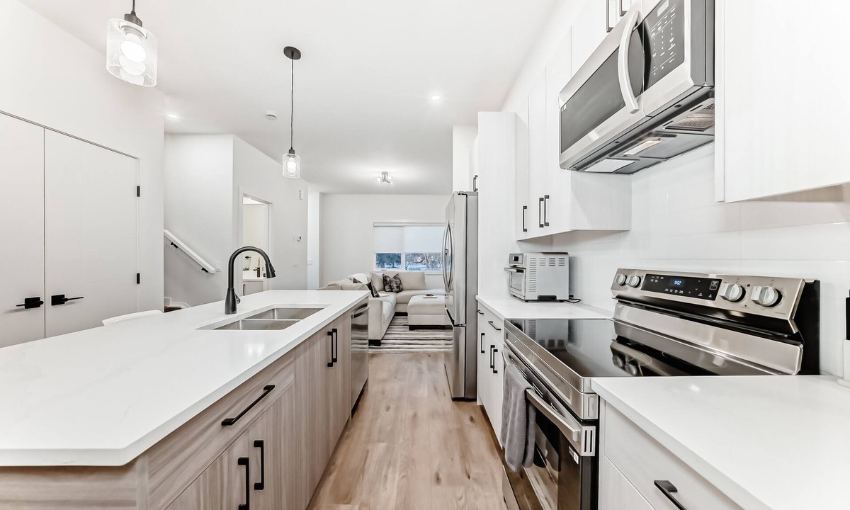 Highland Park House | Modern 3BR Townhome | Free Parking | Quartz Kitchen | Family-Friendly