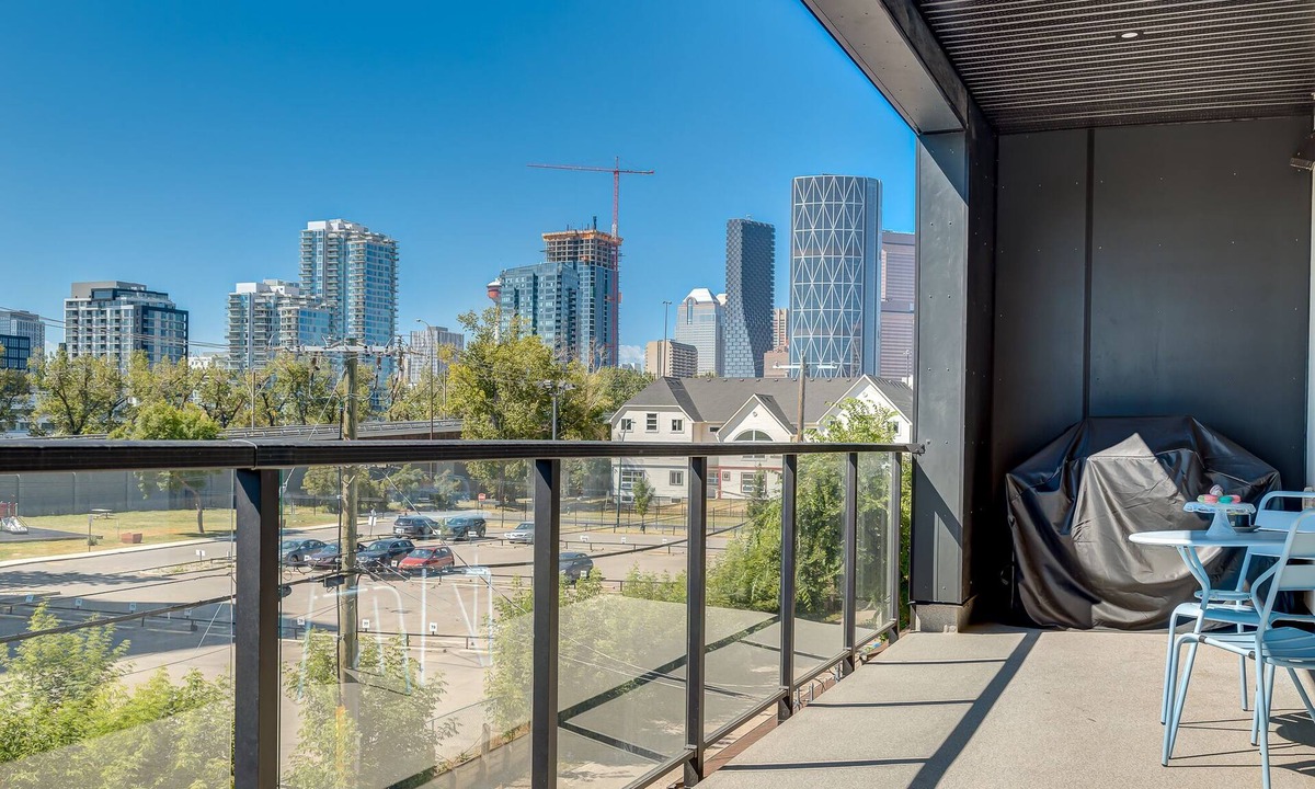 East Village Apartment | Modern 3BR unit in the heart of Calgaryn