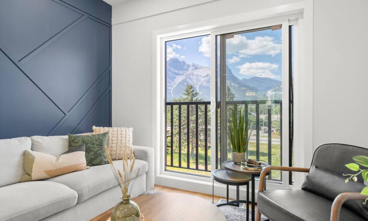 Canmore Villa | Modern 4BR Mountain Retreat. Balcony, BBQ near DT
