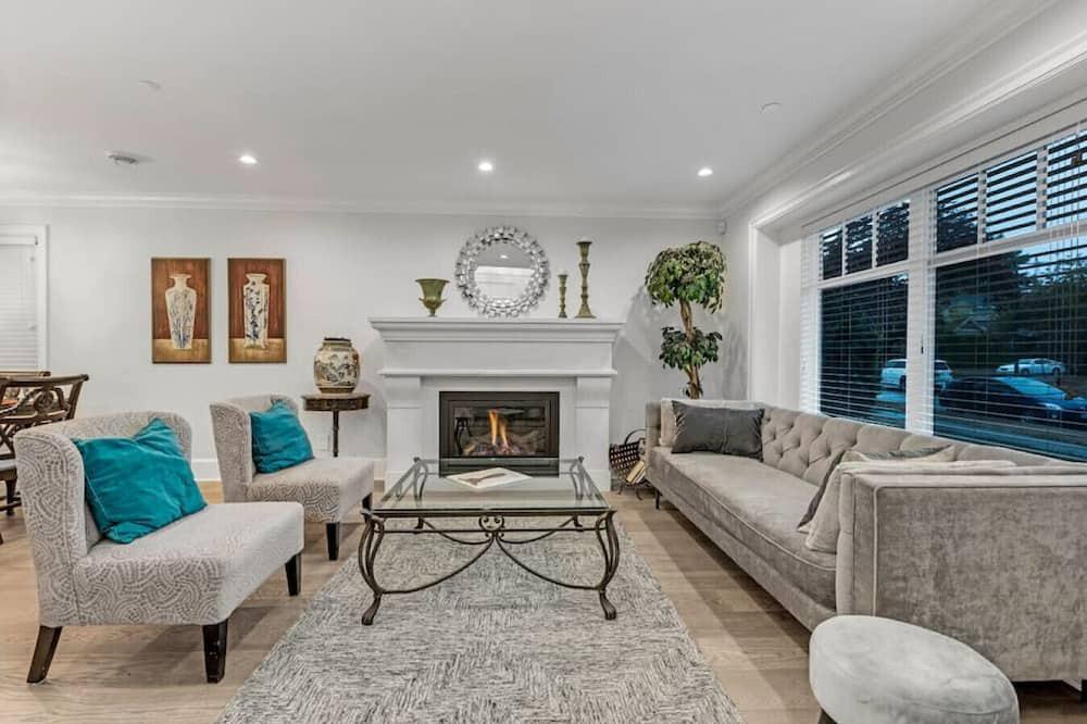 Vancouver South House | Modern 5-Bedroom Vancouver Home in Peaceful Area