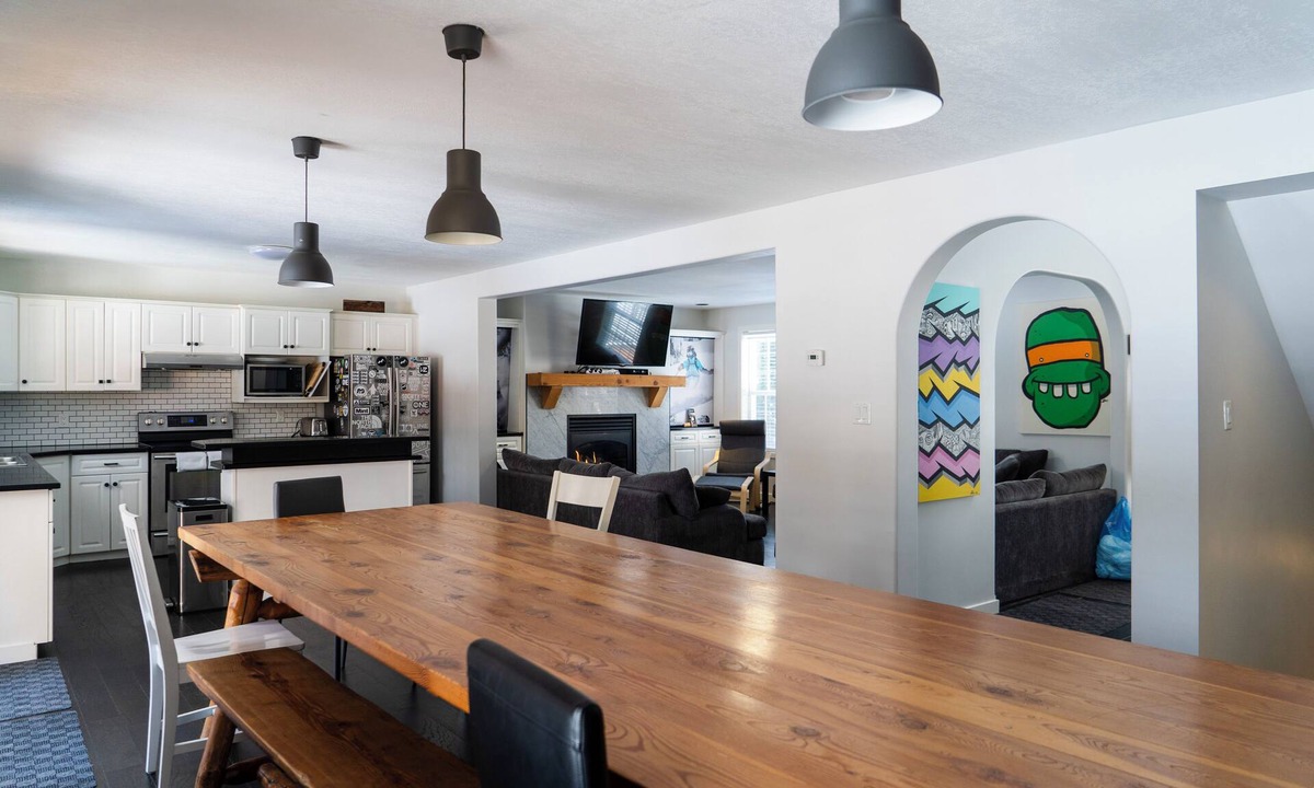 Revelstoke House | Modern 6BR,6BTH Mountain Lodge Near Revelstoke Resort, Hot Tub, Gear Room!