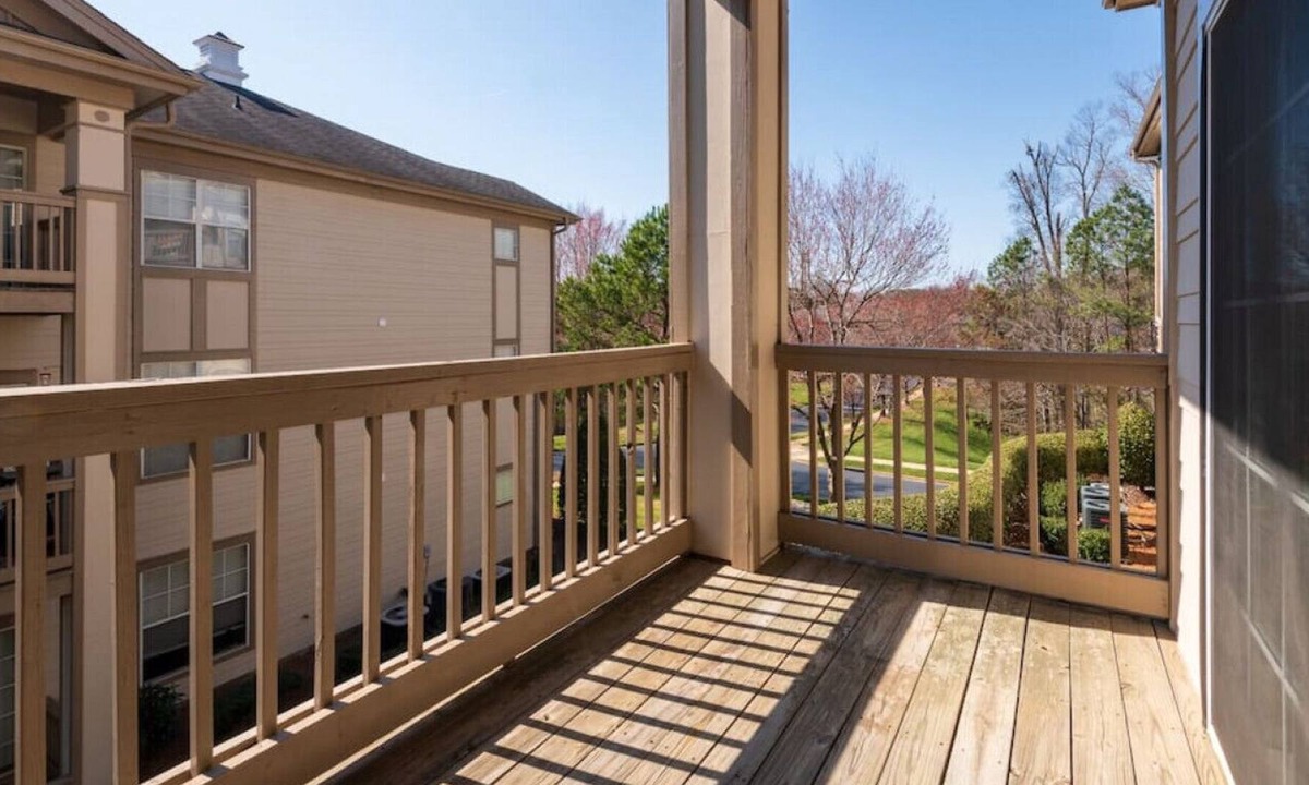 Crabtree Apartment | MODERN and SPACIOUS apt in the heart of Raleigh!!