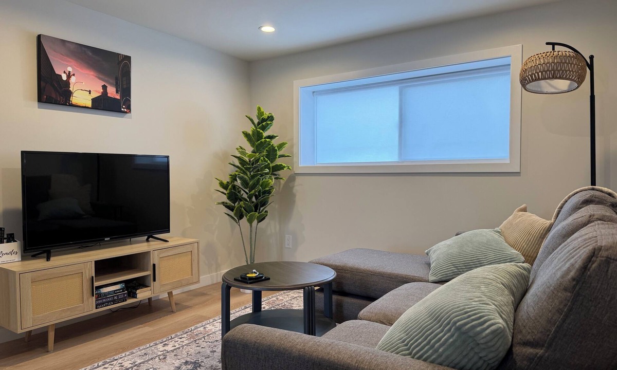 Saanich West Apartment | Modern Bright, Private & Guest-Loved 1 BR Suite in Victoria-Great Location