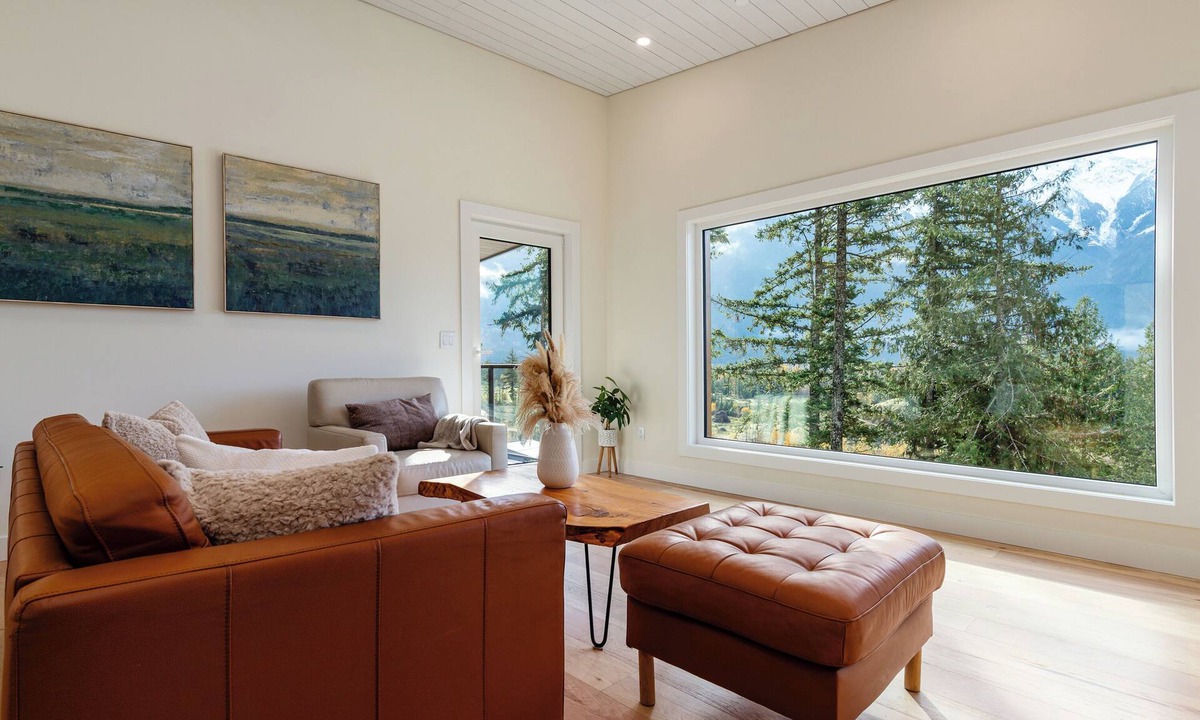 Mount Currie House | Modern Chalet with Stunning Mountain Views just 30 min from Whistler
