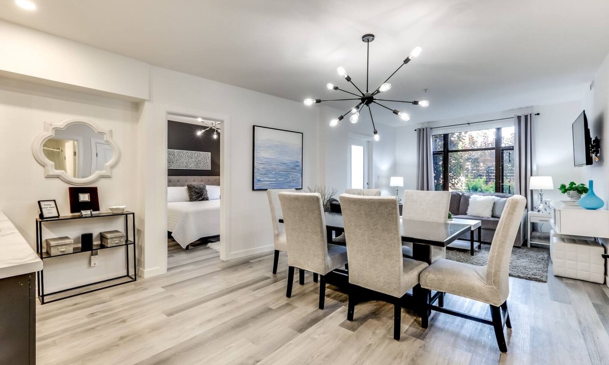 South Pandosy Condo | ☀️Modern, Chic, King Bed & Gym! Best Location! Walk to Beach & Fab Eats!🏖️🍷🥂🍱