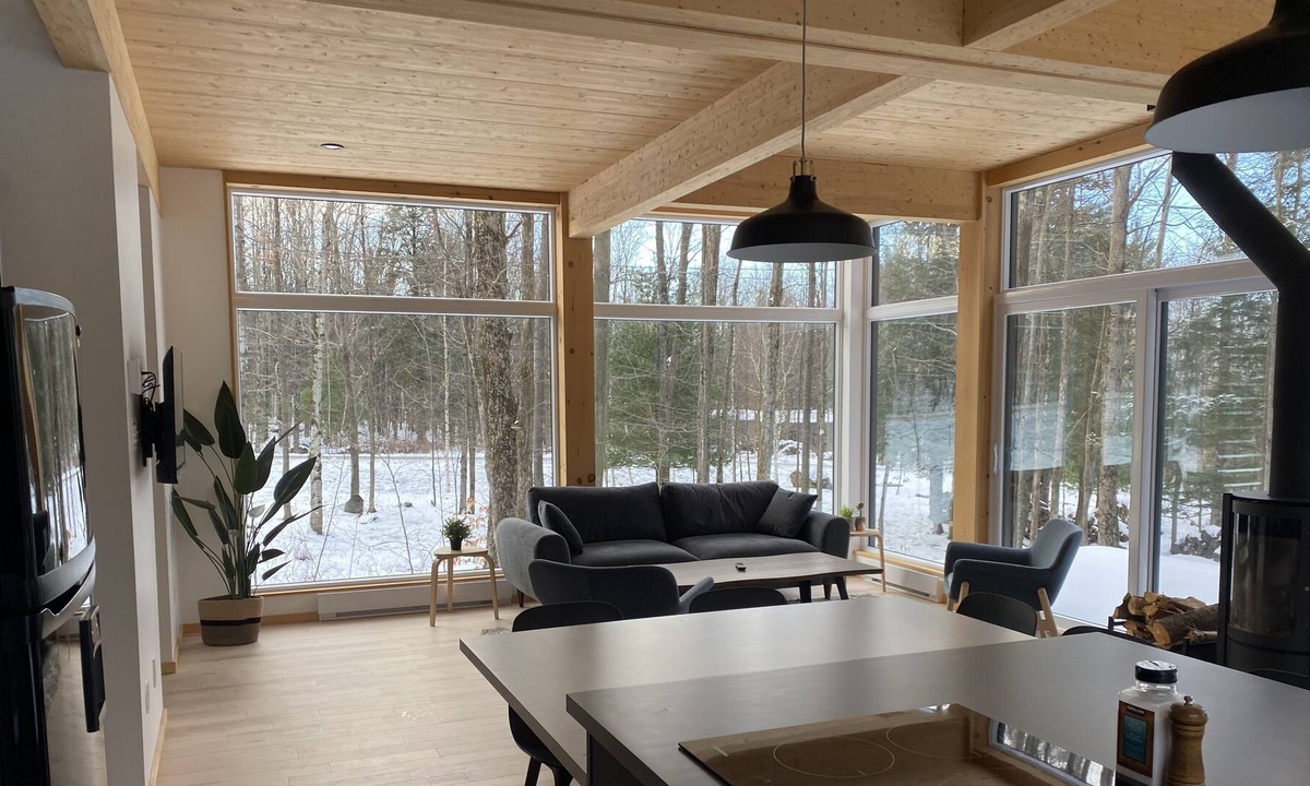 Sutton Ski Chalet | Modern Cosy-Chic Chalet with Spa in Nature