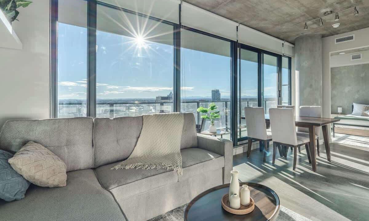 Connaught Apartment | Modern Downtown Calgary Condo | Balcony Views | Sleeps 4