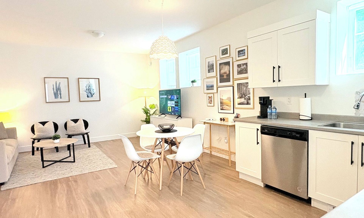 Burke Mountain House | Modern Executive Suite - King Bed, Private Entry, 1GB Fibre, Laundry, Parking