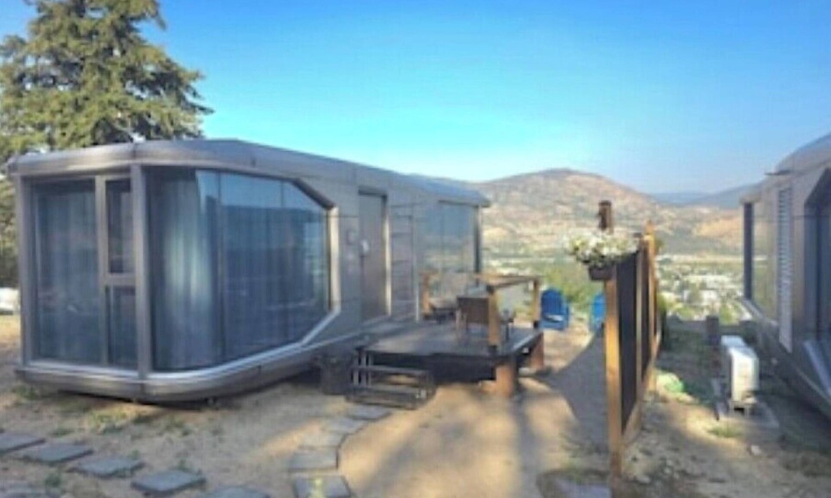 Okanagan-Similkameen Hotel | Modern Glass Pod on Vineyard
