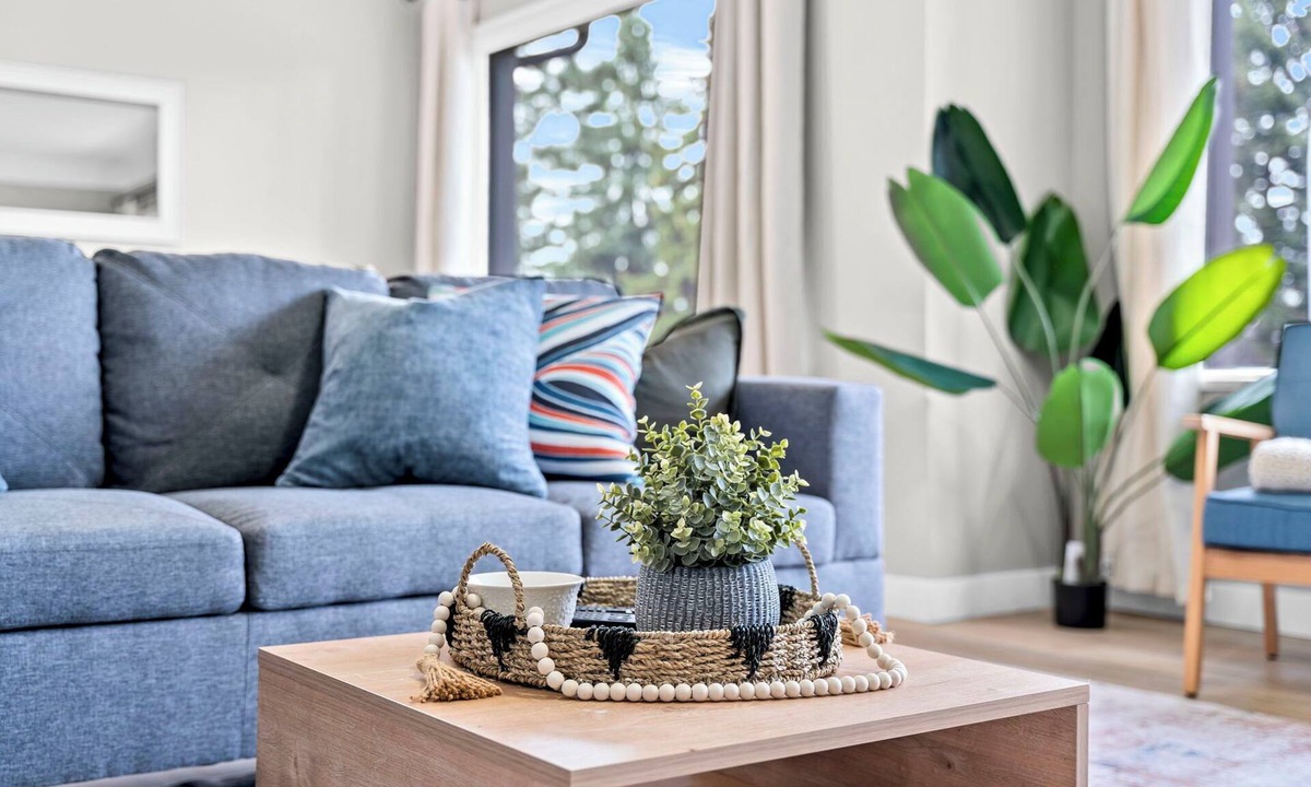 North Central Edmonton House | Modern House with 3 Bedrooms, 1 Bathroom, super Spacious good for 8-Free Parking