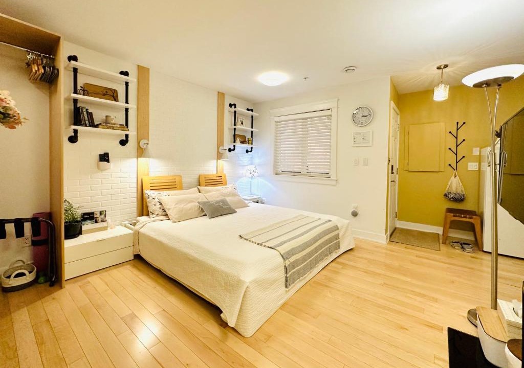 Grandview-Woodland House | Modern King Studio - 10 mins to Downtown - Free Parking & Pet Friendly