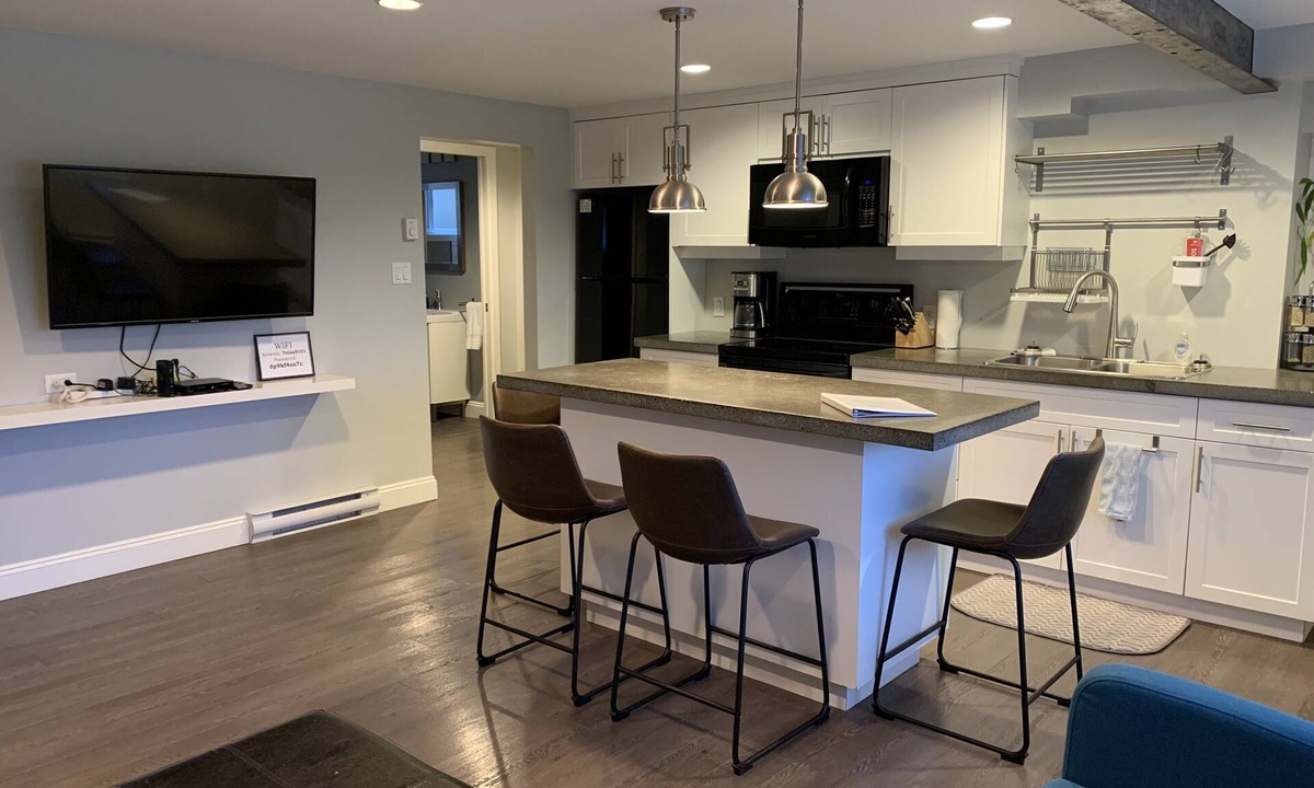 Sidney House | Modern Luxury 2 Bedroom Suite Minutes to the Ocean!