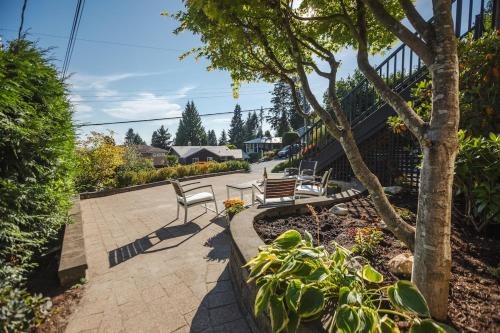 Lynn Valley Apartment | Modern Lynn Valley Retreat with Mountain and City Views