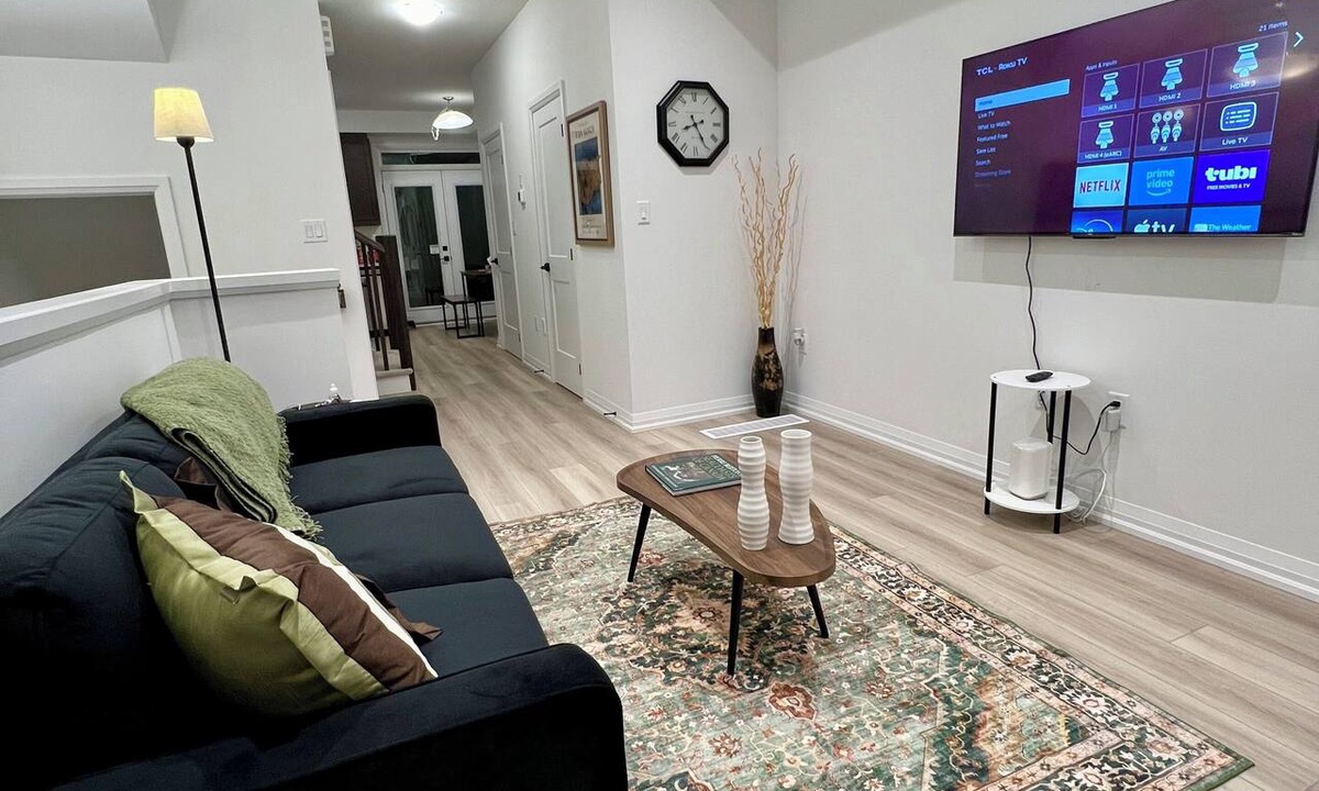County of Brant House | Modern Paris Townhome | Family-Friendly | Fast WiFi | Free Parking