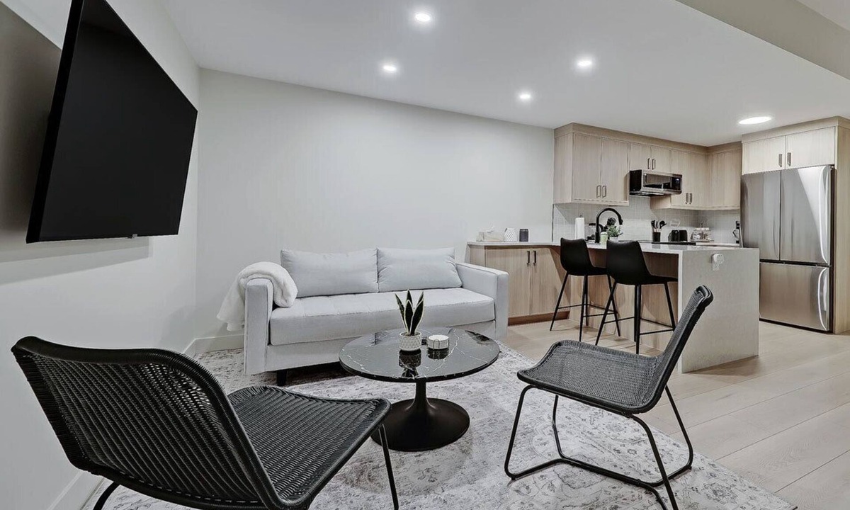 Northwest Calgary House | Modern & Relaxing Suite - Full Kitchen - King Bed + 2 Twin Beds - Pet Friendly!