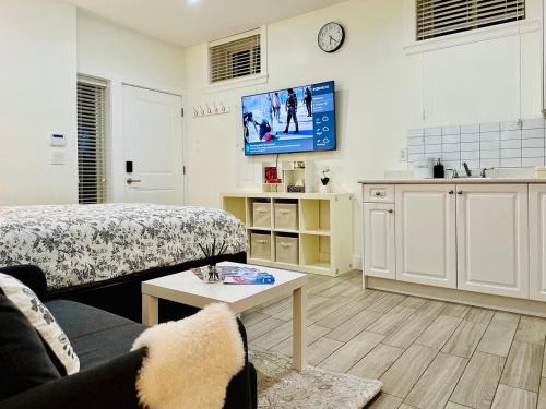 Vancouver South House | Modern Studio for 2 - Near SkyTrain to Downtown - Free Parking