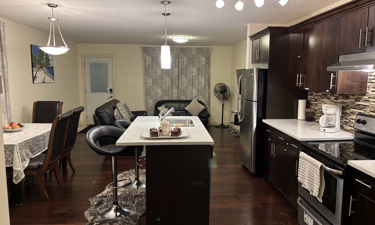 Northwest Edmonton House | Modern Vacation Home Near West Edmonton Mall, Transit Center & LRT - 3BR