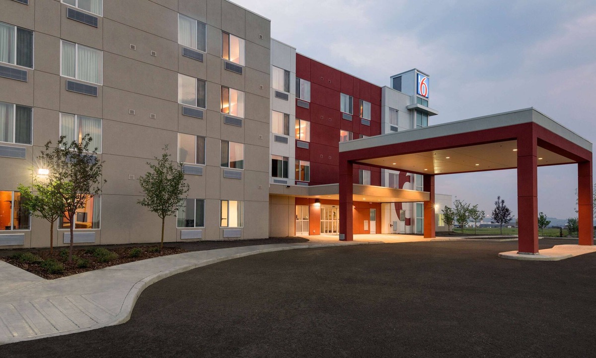 Airdrie Hotel | Motel 6 Airdrie, AB