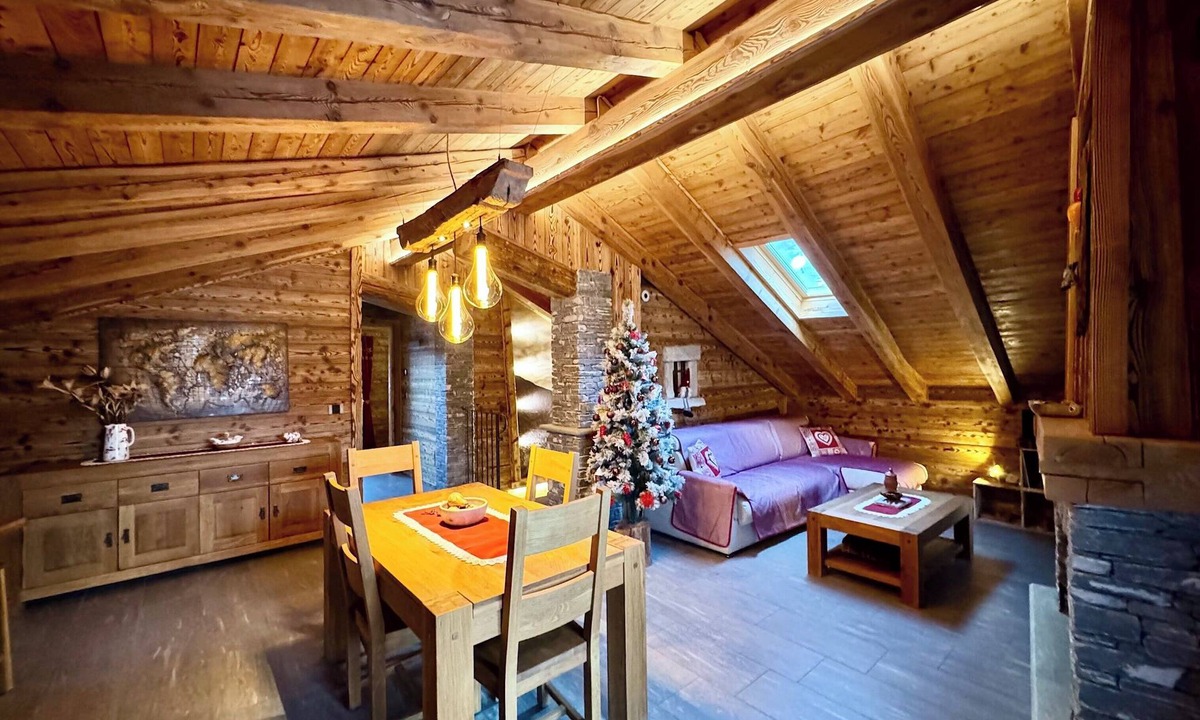La Salle Apartment | Mountain apartment for couples with fireplace and shower with steam bath