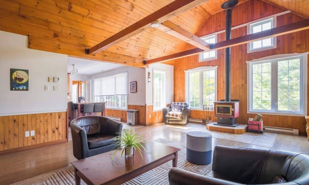 St-Adolphe-d'Howard Cottage | Mountainview Chalet w/Hot Tub & Game Room