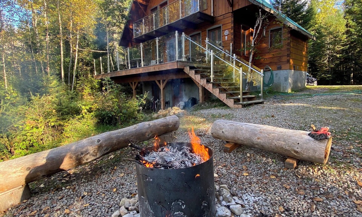 Lac-Superieur Ski Chalet | Mountain cottage and river near the Mont Tremblant North Slope