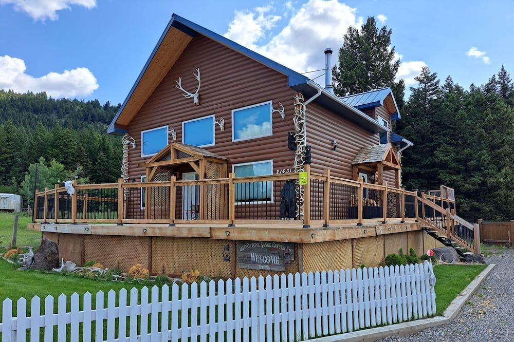 Bellevue Cottage | Mountain cottage huge master bedroom pet friendly sauna, hot tub, deck