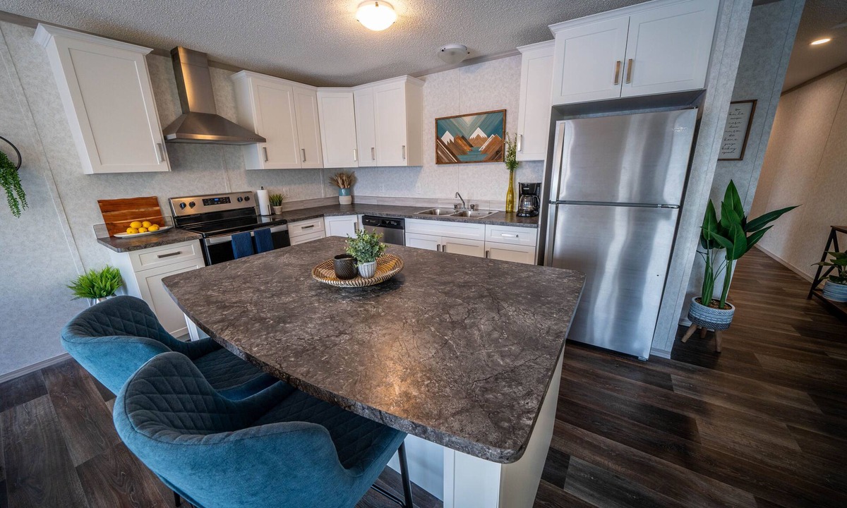 Invermere House | Mountain Views | Air Con | Garage | Large Deck | Nearby Trails | Parking