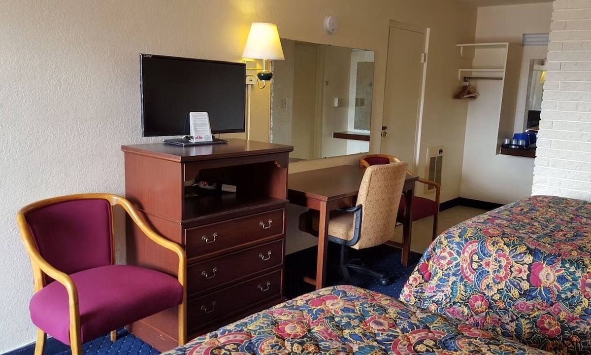 Grissom - Highland Hotel | Multiple Beds Non Smoking, Red Carpet Inn, Complimentary Parking, Blacksburg VA