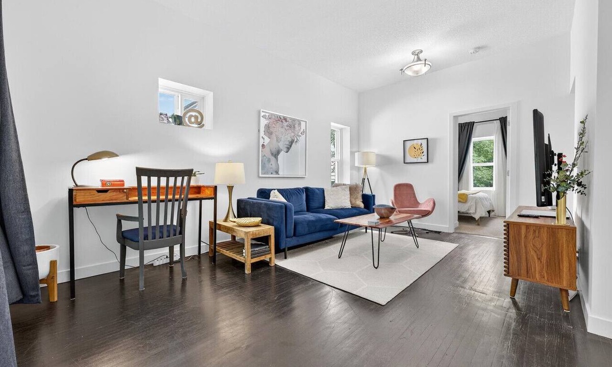 North Central Edmonton Apartment | Muse House | Walk to Stadium | 5 min Rogers and DT