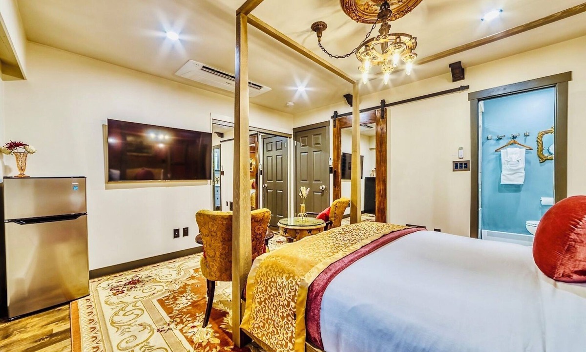 Knight Hotel | Neocolonial Nouveau Kensington Vacation Home