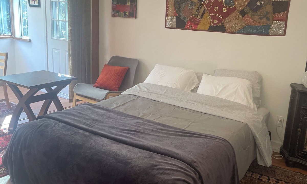 West Vancouver Apartment | Nested in beautiful south facing garden studio available for rent