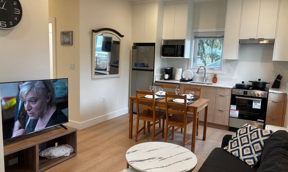 Burnaby House | New 2BR Garden Suite with AC and private patio