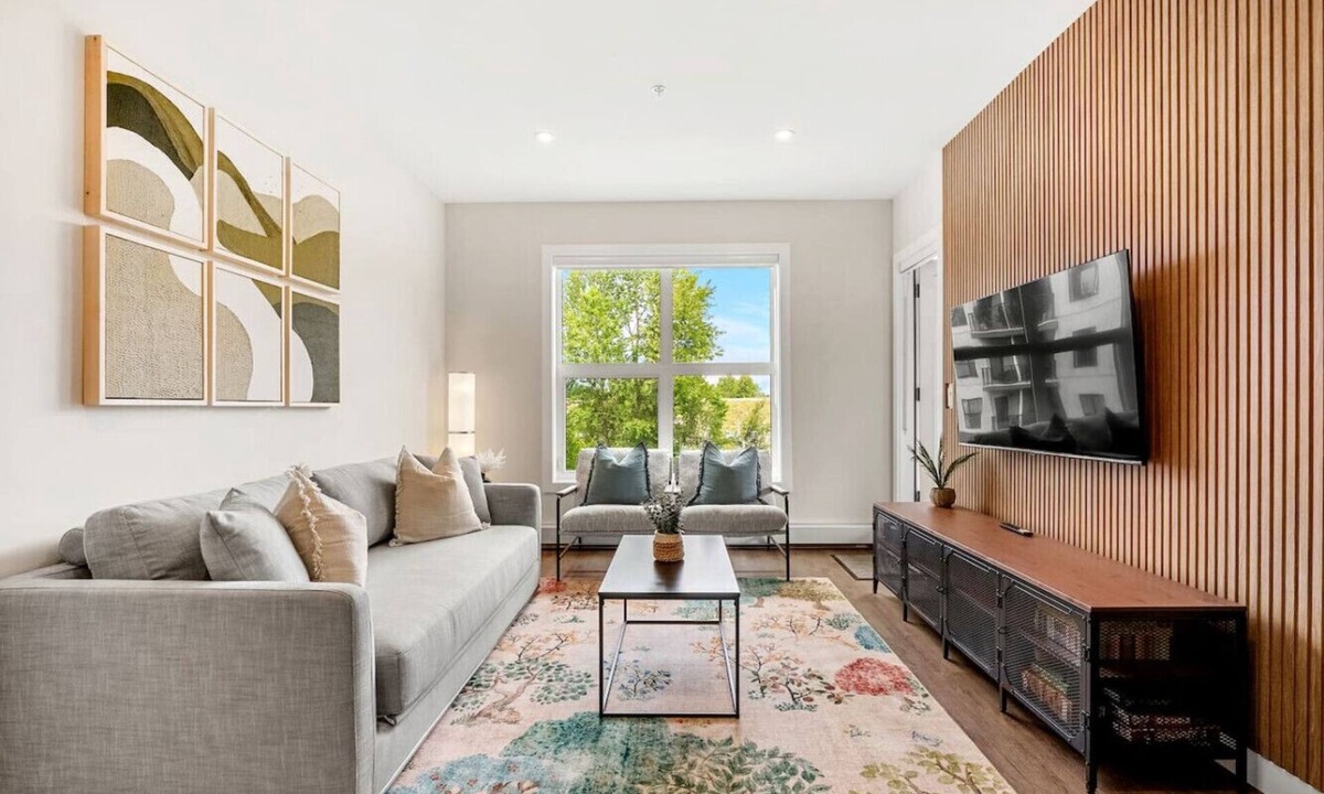 Golden Condo | New 2BR in DT Golden AC, Balcony, BBQ, Sleeps 6